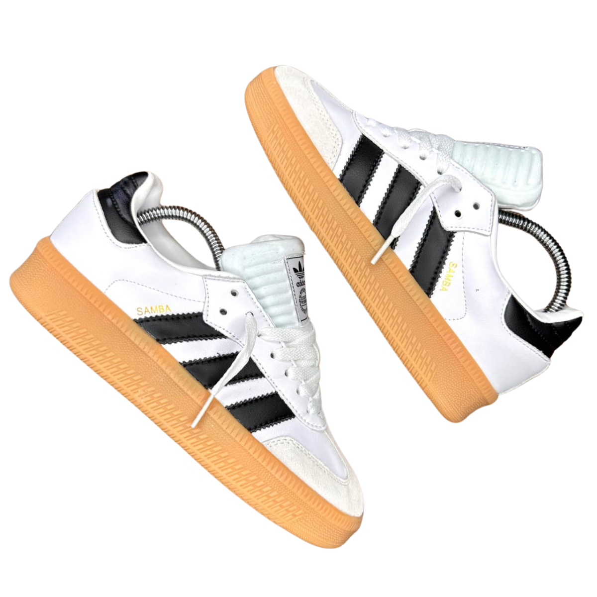 ADIDAS SAMBA PLATAFORMA HOMBRE: Eleva tu Estilo con el Clásico Moderno Las ADIDAS SAMBA PLATAFORMA HOMBRE son la mezcla perfecta entre lo clásico y lo moderno. Este modelo de zapatillas te ofrece el estilo icónico de las Samba, pero con una suela de plataforma que añade altura y un toque contemporáneo. En Onlineshoppingcenterg, te ofrecemos la mejor selección para que encuentres las Adidas Samba hombre que mejor se adapten a tu estilo.  ¿Por Qué Elegir ADIDAS SAMBA PLATAFORMA HOMBRE? Las ADIDAS SAMBA PLATAFORMA HOMBRE son ideales para quienes buscan un calzado que combine comodidad y estilo. Ya sea que prefieras las clásicas Adidas Samba hombre negras o quieras experimentar con las Adidas Samba hombre verdes, estas zapatillas se adaptan a cualquier ocasión, desde un look casual hasta algo más elegante.  Características Destacadas Estilo Icónico con un Toque Moderno: Las ADIDAS SAMBA PLATAFORMA HOMBRE conservan el diseño retro que ha hecho famosas a las zapatillas Adidas Samba hombre, pero con una suela de plataforma que las hace únicas y modernas.  Comodidad Sin Compromisos: A pesar de la suela elevada, estas zapatillas son increíblemente cómodas gracias a su construcción de alta calidad, ideal para el uso diario.  Variedad de Colores: Disponibles en varios colores, como las Adidas Samba hombre blancas y las Adidas Samba hombre verdes, para que puedas elegir la que mejor se adapte a tu estilo.  ¿Dónde Comprar ADIDAS SAMBA PLATAFORMA HOMBRE? En Onlineshoppingcenterg, puedes encontrar una amplia selección de ADIDAS SAMBA PLATAFORMA HOMBRE. Ya sea que estés en Colombia o en otro país, te ofrecemos un proceso de compra sencillo y seguro.